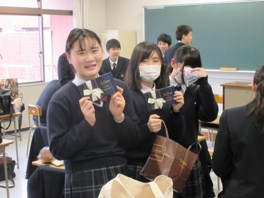 自由ケ丘高等学校 今では女の子同士で盛り上がります